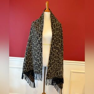Wrap, leopard print. Cashmere.